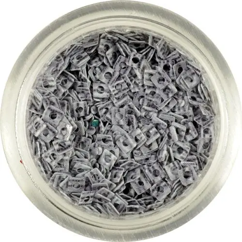 Majhni kvadrati z luknjico - sivi s črtami