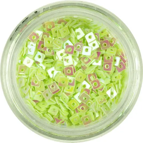 Okraski za nohte - majhni svetlo zeleni kvadratki z luknjico